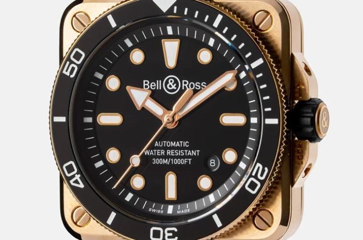 青铜表壳结合黑色陶瓷表圈，亮黑漆面搭配镀金指针，黑金对比鲜明，兼顾易读性与质感层次。