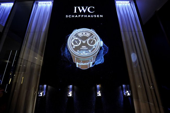 今年展场应用了玻璃幕墙，投射出的一个大型3D表壳模型展示新一代IWC葡萄牙系列