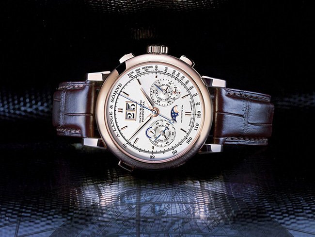  Datograph Perpetual 巧妙融合飞返计时码表和万年历，背景图案是Andreas Cellarius绘制的托勒密系统，与记录当下与恒久时间的各项腕表复杂装置相互映衬