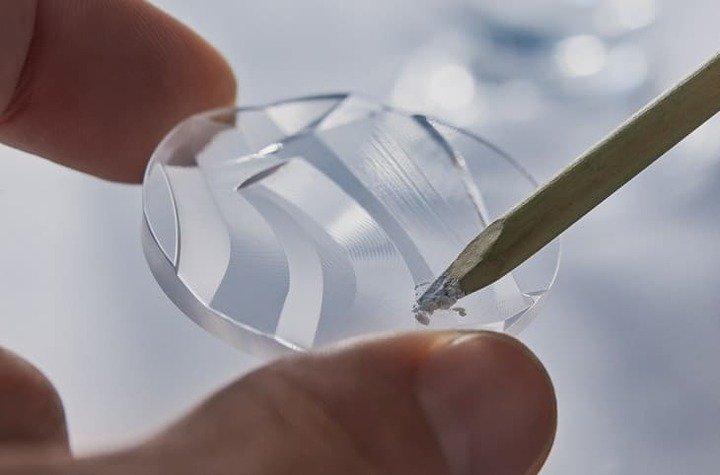 为了实现玻璃波浪屋与玻璃船帆的漂浮感，品牌以份量十足的蓝宝石制作出手表多数外部零件，其中光是面盘部分就要花上路易威登250个工时。