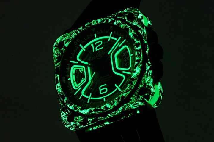 BR-X3 Night Vision 表盘有独特的多层镂空 X 形结构，并以绿色夜光点缀，从绿色蓝宝石玻璃表镜，可见玻璃表盘的荧光绿色镂空布局。