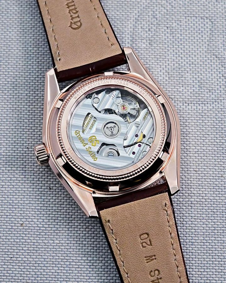 SBGH368搭载Grand Seiko Hi-Beat 9S85机芯，是一款时速36,000 bph的自动上链机芯，配备37颗宝石，每日提供+5至-3秒精准度与55小时的动力储存