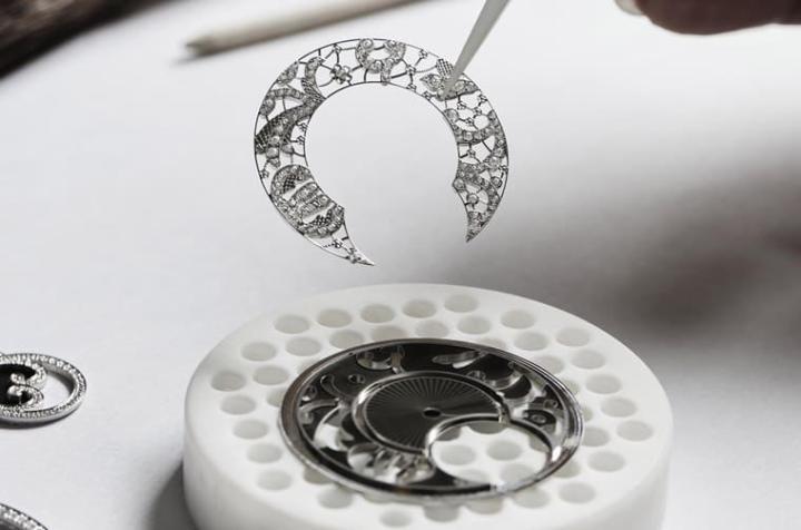以雕刻制成的蕾丝图案相当精巧，品牌要在其上镶嵌钻石大大考验工匠技术水准。