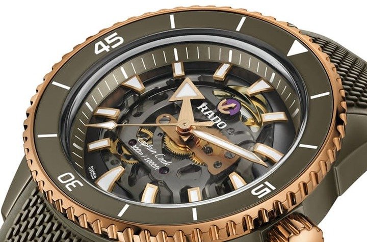 以蓝宝石制成的面盘可以透视下方的镂空机芯，包括轮系与擒纵系统，都能从手表正面看个大概。