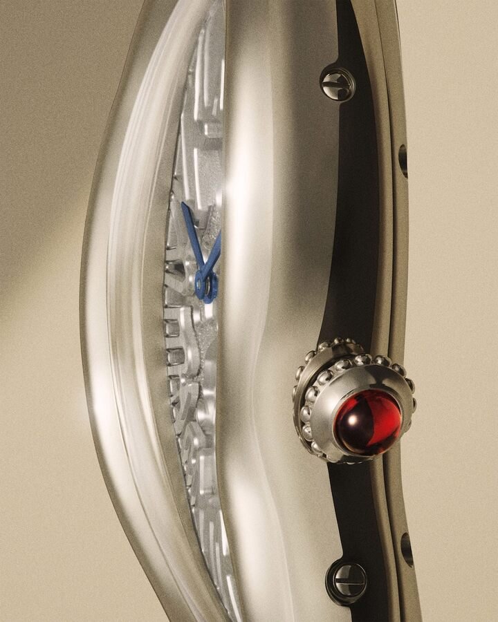 卡地亚 Cartier Privé 系列每年都会从品牌制表传承中，甄选一款标志性且独一无二的珍稀造型，赋予其当代化全新演绎。自2015年起，这场专属藏家的年度盛事，已陆续复刻重塑 Crash、Tank Cintrée、Tonneau、Tank Asymétrique、Cloche、Tank Chinoise、Tank Normale、Tortue和Tank à Guichets 经典表款。