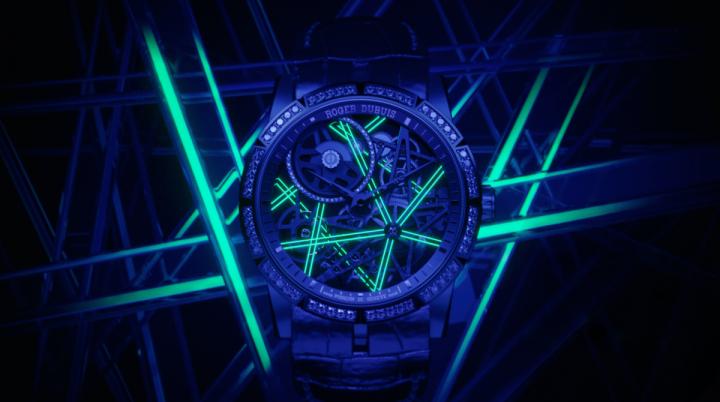 在黑暗中微型蓝宝石结构透过光线透出微微光线，让手表显得更有立体感