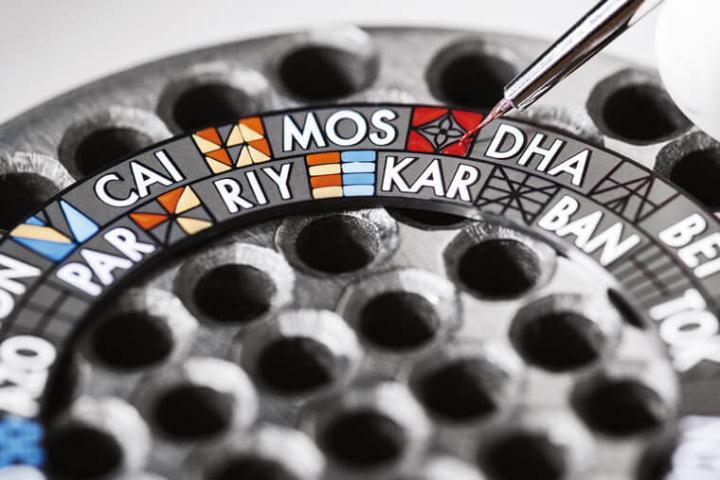 面盘外缘的世界时间城市环共运用多达38种的色彩描绘缤纷几何图案，工匠每制作一枚Escale腕表面盘，需用上40小时的工时