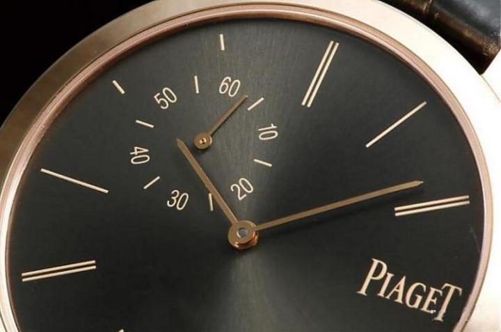 这次我们介绍的是专卖店限定版，一般版小秒的刻度分成内外两层，右半边走内层，左半边走外层，设计上更多变化，相对地限定版就是单纯一圈印字，简单但也更经典有力