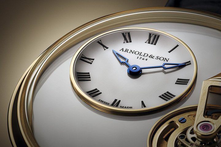Constant Force Tourbillon 11恒定动力陀飞轮腕表表盘选用了经典的白色大明火珐琅，蛋白石小表盘经嵌入后，与珐琅盘形成微妙的层次对比。