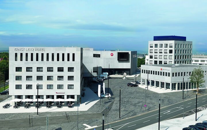 在酒店不远处的建筑为Ernst Leitz Wetzlar GmbH公司总部大楼