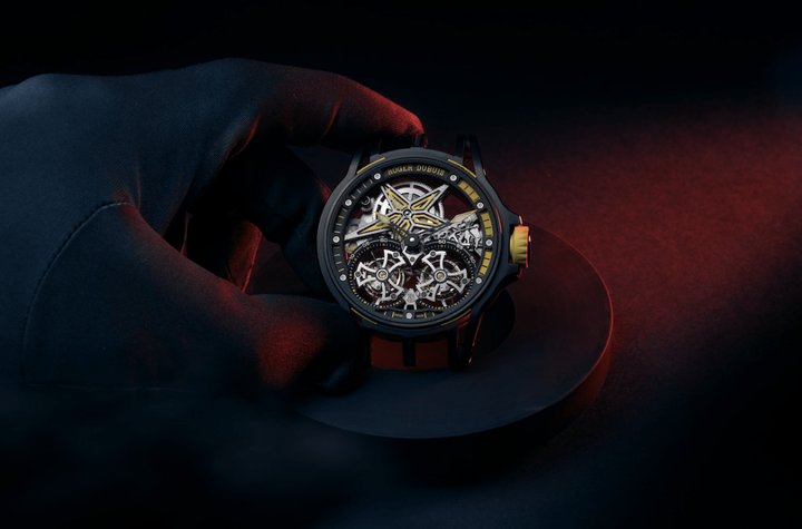 Excalibur Spider Pirelli Double Flying Tourbillon双飞行陀飞轮腕表搭载RD105SQ机芯，并配备镂空双飞行陀飞轮，是品牌最精致的复杂腕表之一
