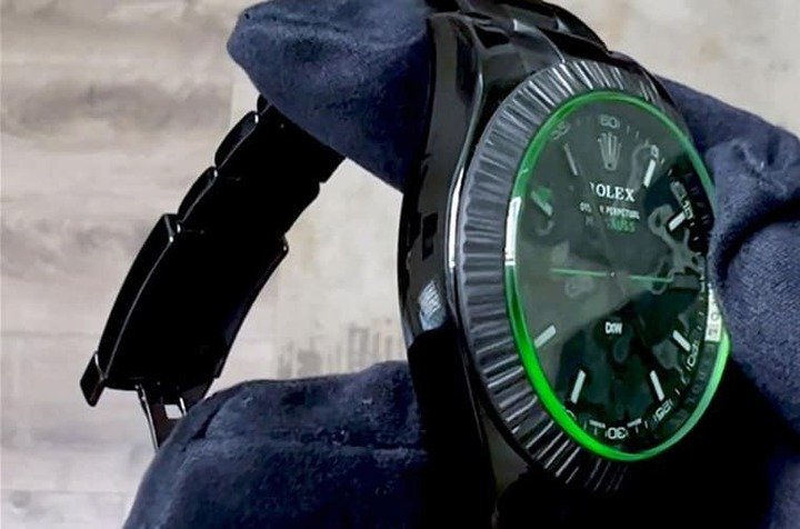 DiW改造劳力士抗磁表Milgauss，不过手表原有的特色如表壳造型和绿色的蓝宝石水晶镜面都不变。Source：Carousell