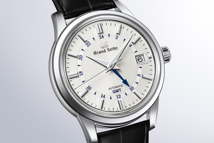 细腻的面盘纹理为整体设计增添了层次感，蓝钢烧制的 GMT 指针，可显示全球 24 个时区的时间，更突显鲜明的立体结构之美。