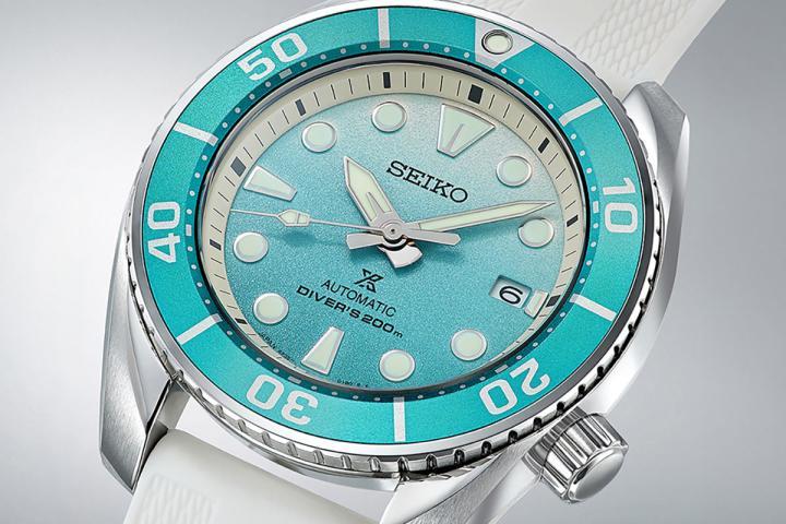 绿色渐变表盘设计，映照出海洋的静谧色调，也呈现沙洲在日光浸润下呈现的层次视觉。