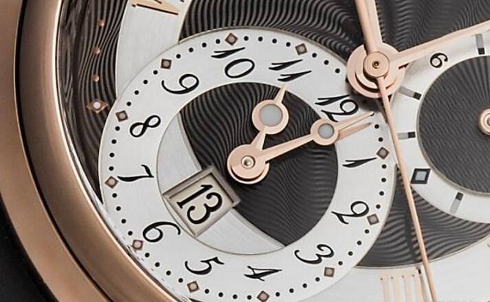 Marine GMT 5857 六点钟位置透过数字盘清楚显示第二时区，与当地时间的罗马时标作出明显区隔