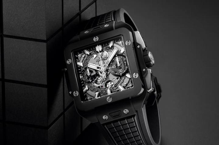 与去年的限量版本不同，2023年式的黑色陶瓷Square Bang Unico计时码表维持了金属零件的原色，手表整体的色调也更臻丰富。