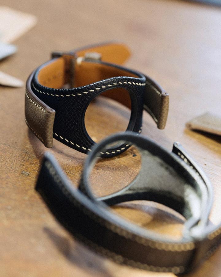 表带以三片小牛皮相互嵌合缝制而成，以无法拆卸的缝合方式缝制 (有别于一般可拆卸的 bund 表带)，这样的设计呼应 Nina 赋予腕表的特质。