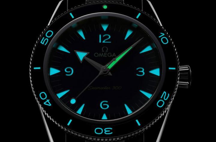 手表的夜光效果相当清楚，而欧米茄也因应佩戴者的潜水需求，特别将分针和表圈原点标记的夜光安排成绿色，方便辨别
