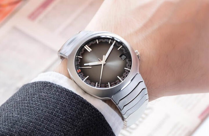 说是万年历手表，但Streamliner Perpetual Calendar戴在手上几乎跟一般的钢壳运动表看起来无异