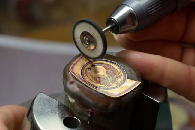 插画师和镀金师通力合作打造出插画艺术与制表工艺之间的超凡美感