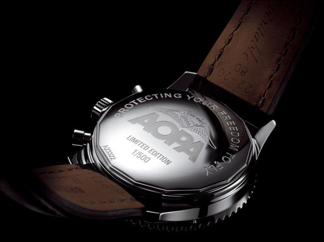 百年灵航空计时AOPA限量版腕表表底亦镌刻有这枚独特而荣耀的精致徽标