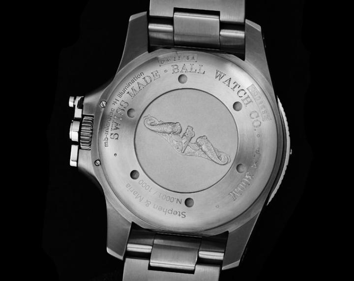 采用实底盖设计确保表款保有300米防水性能，同时底盖还刻上美国海军潜艇标志，突显腕表设计渊源