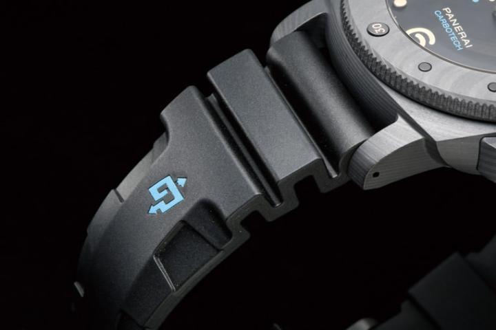 这一批的新款Submersible搭配的胶带中央都镶有蓝色的OP Logo，相当好看。由于表扣只是一般的针扣，因此表带的基部有作蛇腹，容许小幅度的伸缩