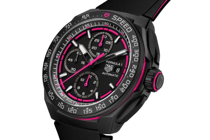 黑色蛋白石表盘上缀有鲜艳的粉红色漆面轨道式刻度，尽显赛车风格美学。Super-LumiNova® 夜光涂层指针与测速表圈等精巧细节，兼具功能性与视觉冲击力。