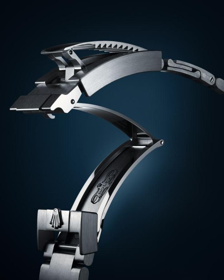 表带的Glidelock延展系统至多能延伸7mm，佩戴者可以自行调整适合自己腕围的表带长度。