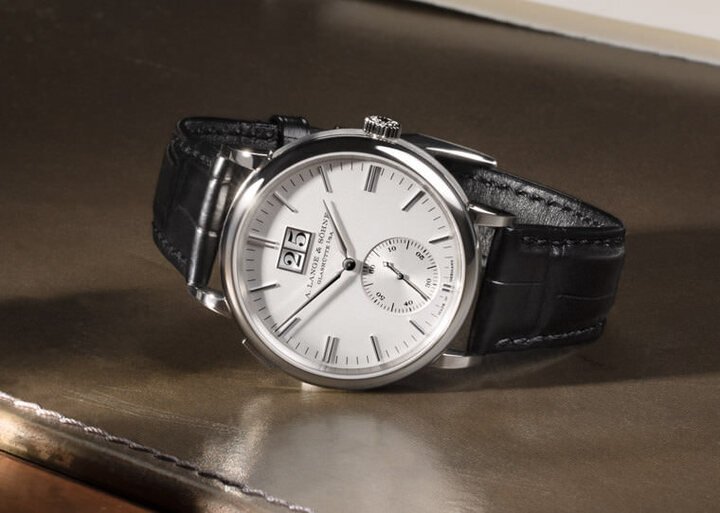 继2018年之后，朗格再度推出Saxonia Outsize Date，新款主要变化在于从黑色面盘改为银白色