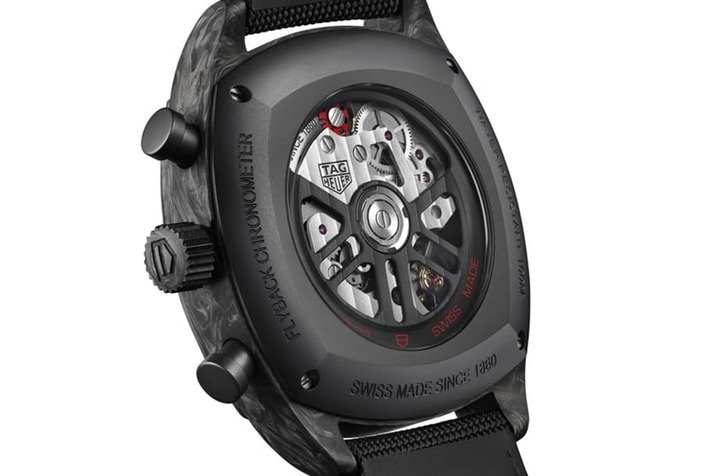 表款搭载Heuer 02自动机芯，其镂空自动盘经过镀黑处理，与表壳色调相呼应。