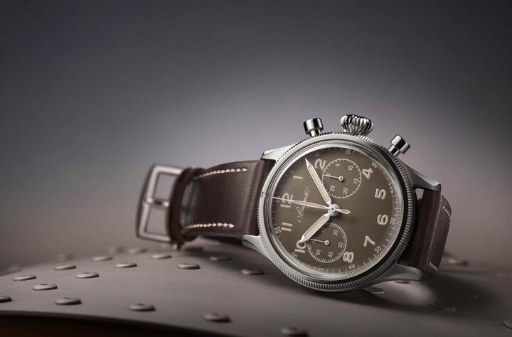 Type 20 Only Watch 2019有许多设计与第一代交予法国空军和军用海军航空队的手表同出一辙，算是宝玑向制表工艺与航空世界致意