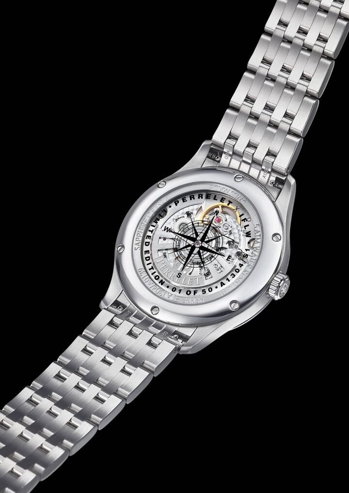 Weekend GMT Atlas 腕表的底盖边缘镌刻限定编号与款式资讯，蓝宝石水晶玻璃表背上印有象征导航的罗盘方位图腾，下方可赏析机芯的鱼鳞纹打磨与镂空自动盘细节。