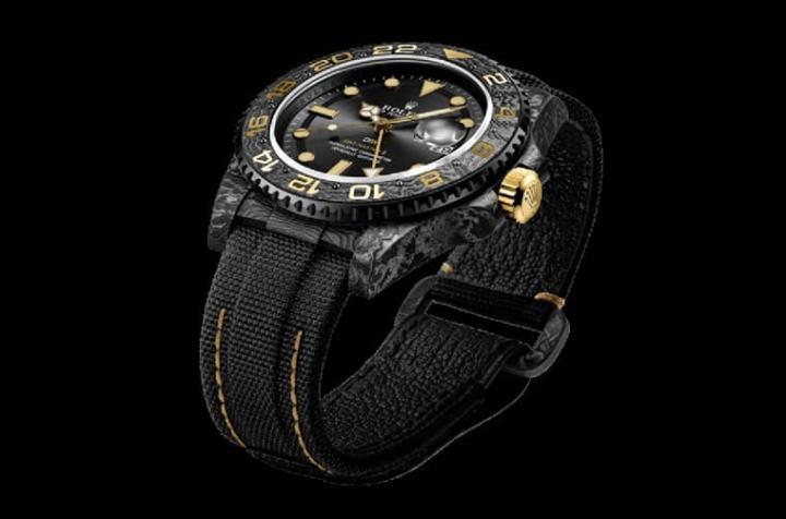 表款重量不到60克，充分发挥碳纤维材质的轻盈特性，加上外观的低调时尚设计，令人一见倾心。Source：Designa Individual Watches