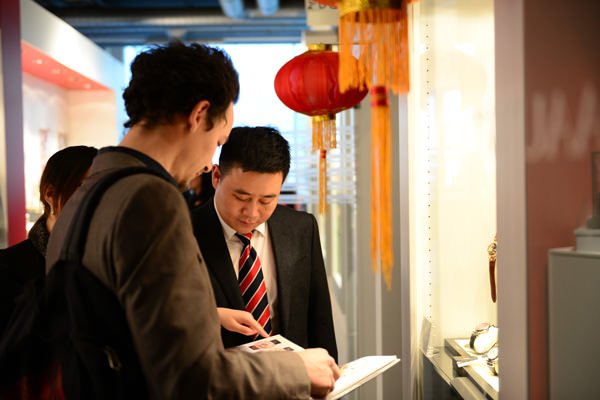 孔氏珐琅创始人孔令俊先生向外国媒体介绍孔氏珐琅产品