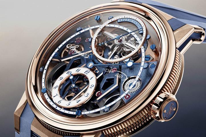 腕表的显示采规范指针风格：6 时位置显示小时，偏心分钟，12 时位置的陀飞轮显示秒钟。腕表亦具备经焕新演绎的传统宝玑设计特色：带双倒角的钱币纹表壳外缘、6 枚附接式表耳 (其中 2 枚用于可替换机制，其余 4 枚具琢面设计，交替饰以抛光、喷砂、缎面等润饰) 及蓝色 ALD 处理宝玑金嵌件。