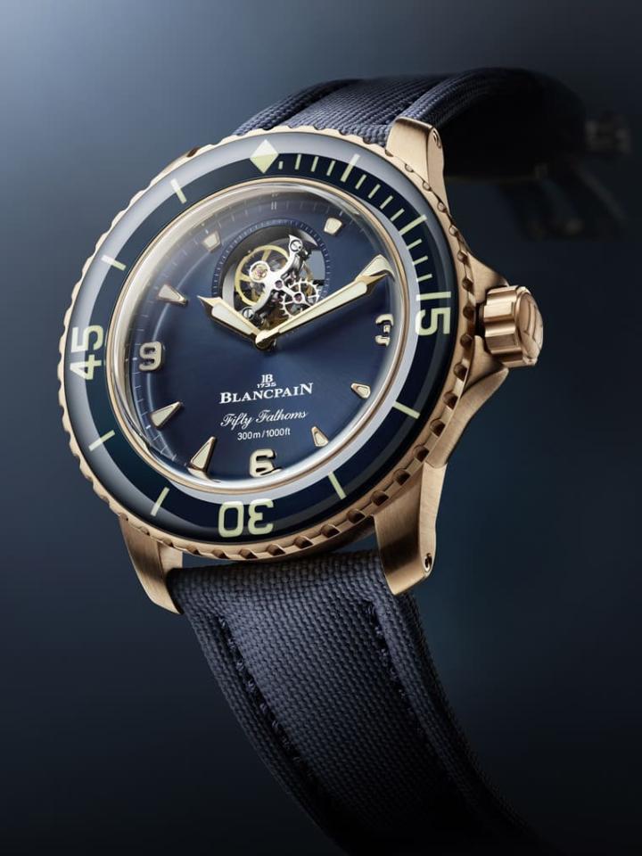 承袭2007年五十㖊8日动力储存陀飞轮手表，2021年宝珀重新推出钛金属或红金款式，此外手表搭载的机芯版本也略有不同，呈现潜水表少见的长动能与复杂工艺
