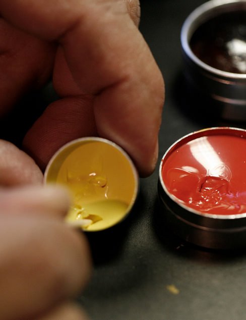 由五层珐琅组成，经过逾一周的手工制作，以及20次大明火处理工序道道工序只为打造出明艳动人的JAQUET DROZ珐琅表盘