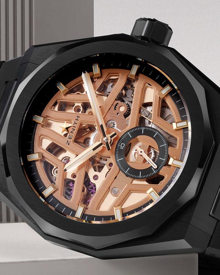 Defy 挑战系列 Skyline Skeleton 天际线镂空腕表完整呈现 El Primero 机芯的每一项技术细节，包括其标志性的恒定速度 1/10 秒显示。最新版本透过深黑色陶瓷表壳与金色调机芯的鲜明对比，令人联想到当代都市景观中光影交错、层次分明的建筑结构。