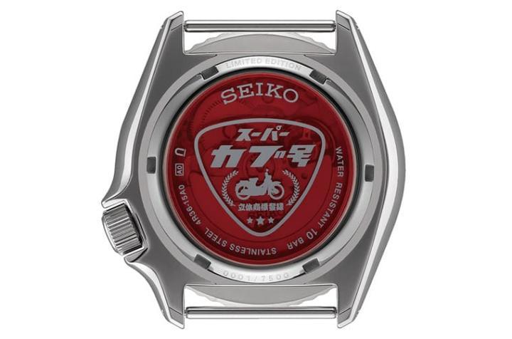 底盖崭新采用2014年Super Cub成功登录日本立体商标的Logo作为设计，红色半透明造型让人可以略窥机芯动态。