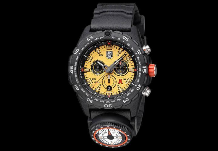 贝爷与LUMINOX携手开发了一款联名手表，标榜高度适合野外探险，是一款实用又专业的运动手表
