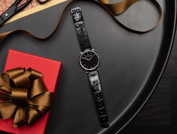 手表配备亮面黑色皮革表带，搭配18K白金针扣，突显其浪漫优雅的高级正装表质感