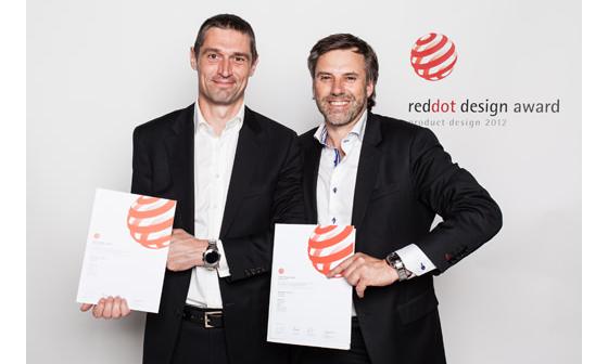 Halda 设计师 Andreas Lundquist（左）和首席执行官 Mikael Sandström（右）手持品牌奖状