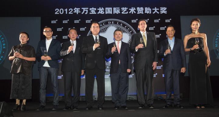 (左四)著名导演陈凯歌先生，(右四)陈东升先生，(右三)万宝龙亚太区主席及总裁詹兆安先生，(右二)著名演员王学圻先生