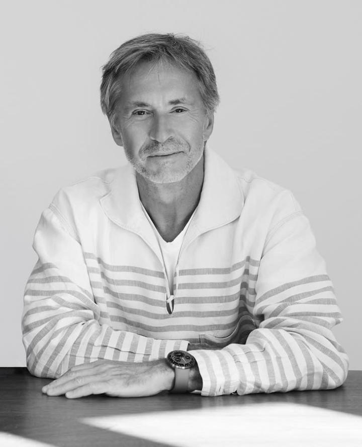 Marc Newson 为国际级工业设计大师，曾参与 Apple Watch 设计，以圆润流线与未来感造型闻名，横跨航空与精品领域。