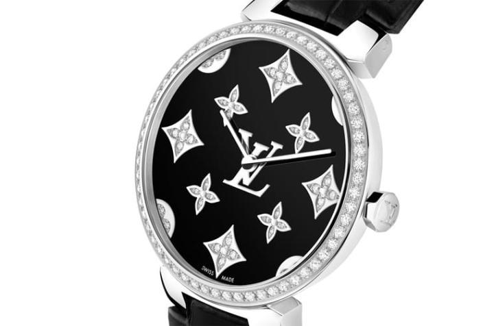 路易威登著名的Monogram花卉、LV Logo等图案，为全新腕表增添经典风情，加上表圈与面盘上钻石的点缀，更显华丽。
