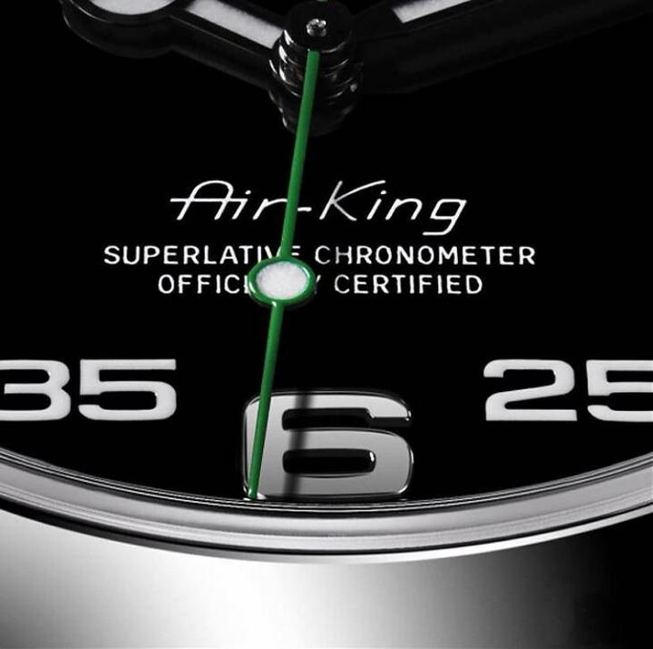 劳力士腕表面盘上本有的"SUPERLATIVE CHRONOMETER"字样，自2015年开始采用新版的自家检测规范后有了新的意义，最重要的就是每日误差区间提升到±2秒的水准