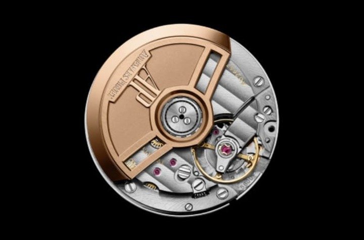 34mm皇家橡树霜金自动表搭载5800自动机芯，其在透明底盖下能够让人一窥品牌的高工艺水准。