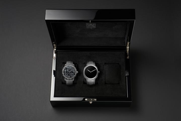 为了维系三部曲的亲密精神，疾速者 Genesis 2 腕表仅限拥有 2022 年问世的勇创者大三针 Genesis 腕表 (左) 的五十位表主独享。