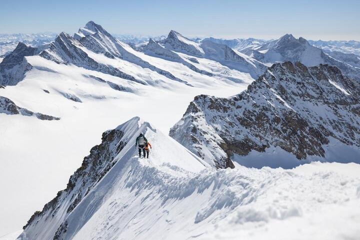 Red Bull Speed Record攀登路线：艾格峰北壁路线是攀上著名的海克迈尔路线（Heckmair route）并于5小时43分钟成功登顶，僧侣峰（Mönch）山脚，并选择劳珀路线（Lauper route）攀登，然后少女峰冰河站（Jungfraujoch）稍作休息后，目标攀登海拔4,158公尺的少女峰（Jungfrau），共耗时15小时30分钟。©John Thornton / Red Bull Content Pool